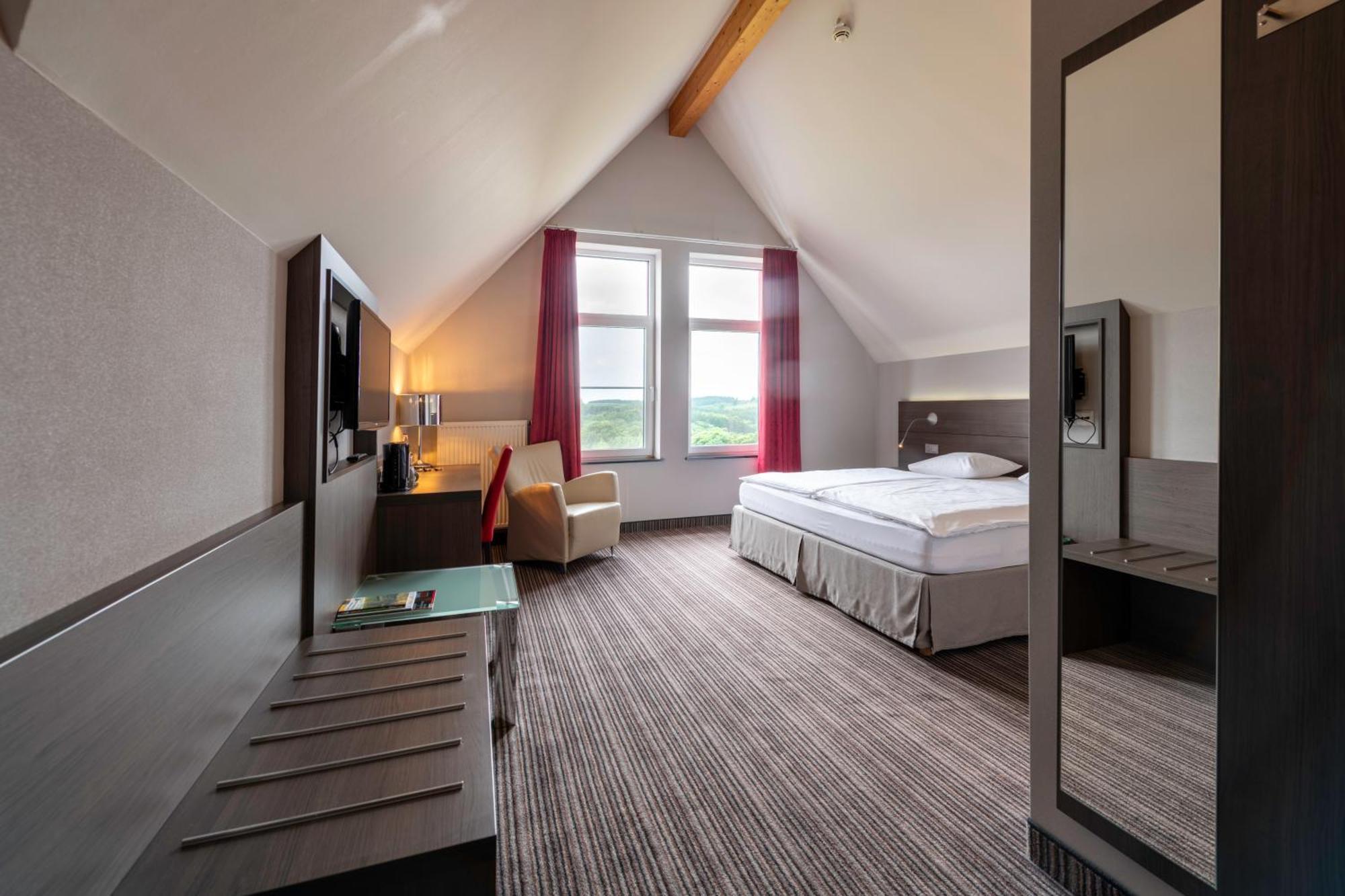 L'Hotel Et Restaurant Du Golf De Clervaux Eselborn 外观 照片